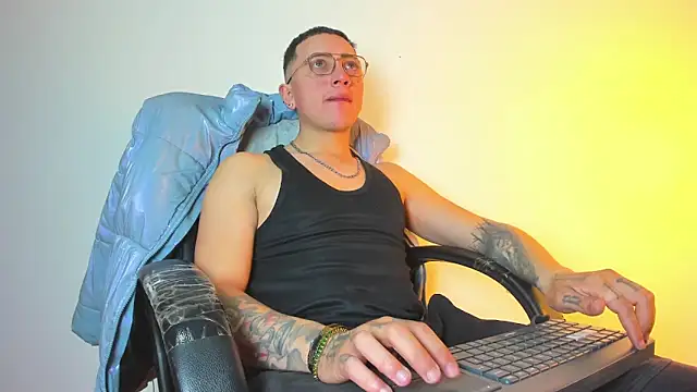 Snapshot of Emmanuel_Lust chatting on February 5, 2026, 12:23 pm Emmanuel Lust online show from February 5, 2026, 12:23 pm