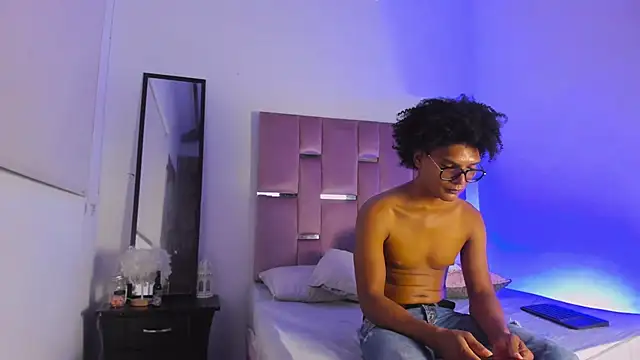 Snapshot of LatinoDark chatting on February 27, 2026, 3:29 am LatinoDark online show from February 27, 2026, 3:29 am