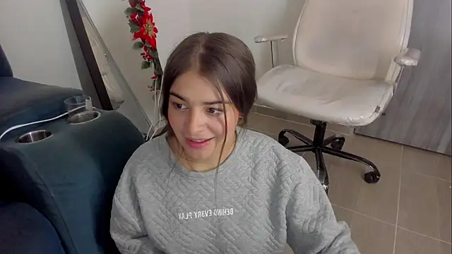 Snapshot of Brunnettee_1 chatting on June 5, 2026, 6:52 am Brunnettee 1 online show from June 5, 2026, 6:52 am