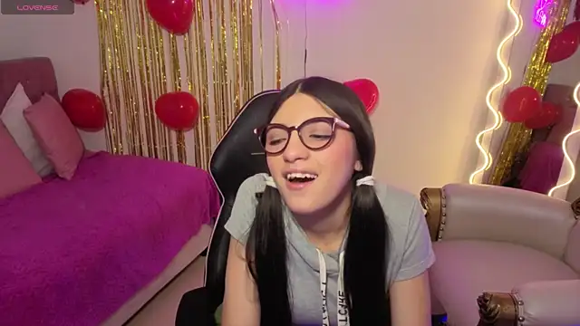 MAHYRA TAY online show from February 19, 2026, 7:11 pm