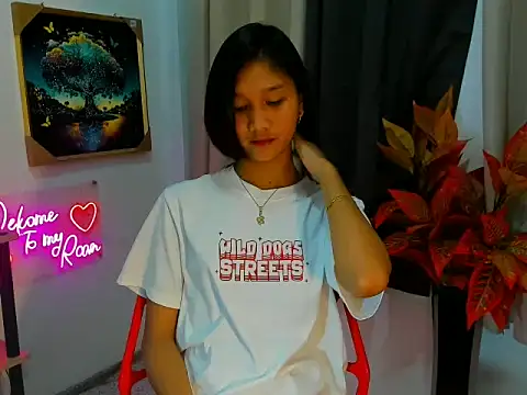 Snapshot of littlemikay chatting on February 17, 2026, 6:11 am littlemikay online show from February 17, 2026, 6:11 am