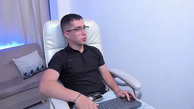 Snapshot of Tommas_Jhonson chatting on April 5, 2026, 3:46 am Tommas Jhonson online show from April 5, 2026, 3:46 am