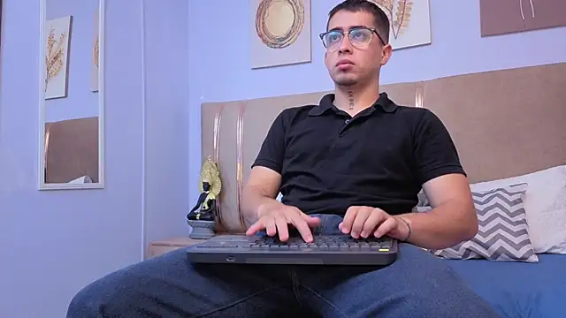 Snapshot of Tommas_Jhonson chatting on April 15, 2026, 11:27 am Tommas Jhonson online show from April 15, 2026, 11:27 am