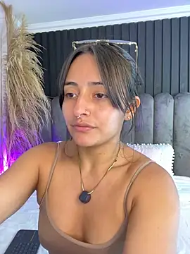 Nanda vixen  online show from May 27, 2026, 8:05 pm