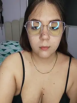 Snapshot of its_lauu_ chatting on February 22, 2026, 3:42 am its lauu online show from February 22, 2026, 3:42 am