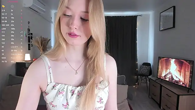 Snapshot of AmyLouWood chatting on February 18, 2026, 6:33 am AmyLouWood online show from February 18, 2026, 6:33 am