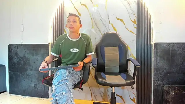 Snapshot of Isaak_26 chatting on March 11, 2026, 11:04 am Isaak 26 online show from March 11, 2026, 11:04 am