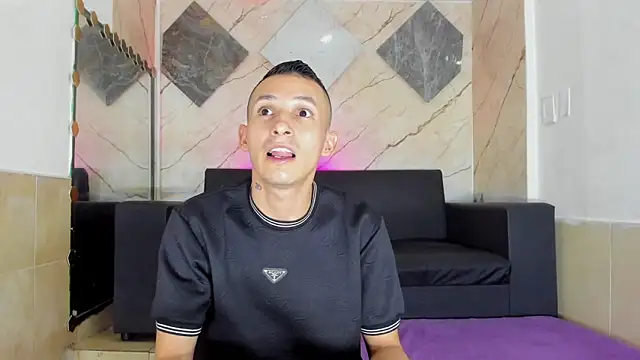 Snapshot of Isaak_26 chatting on March 31, 2026, 6:43 pm Isaak 26 online show from March 31, 2026, 6:43 pm