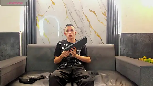 Snapshot of Isaak_26 chatting on March 22, 2026, 11:01 am Isaak 26 online show from March 22, 2026, 11:01 am