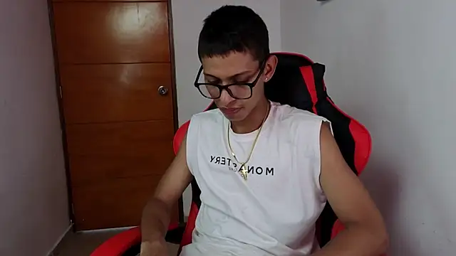 Snapshot of Niklausxxx chatting on February 21, 2026, 6:43 pm Niklausxxx online show from February 21, 2026, 6:43 pm