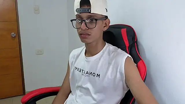 Snapshot of Niklausxxx chatting on February 28, 2026, 10:53 pm Niklausxxx online show from February 28, 2026, 10:53 pm