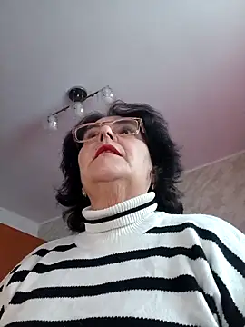 Snapshot of xMaryxAnne chatting on March 31, 2026, 9:44 am xMaryxAnne online show from March 31, 2026, 9:44 am