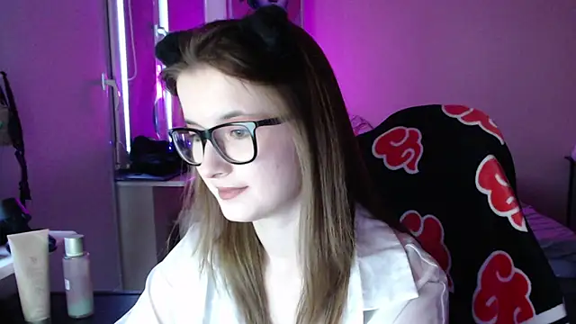 Snapshot of LunaXcherry chatting on June 10, 2026, 5:47 pm LunaXcherry online show from June 10, 2026, 5:47 pm