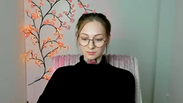 Esmi Winter online show from April 7, 2026, 6:54 pm