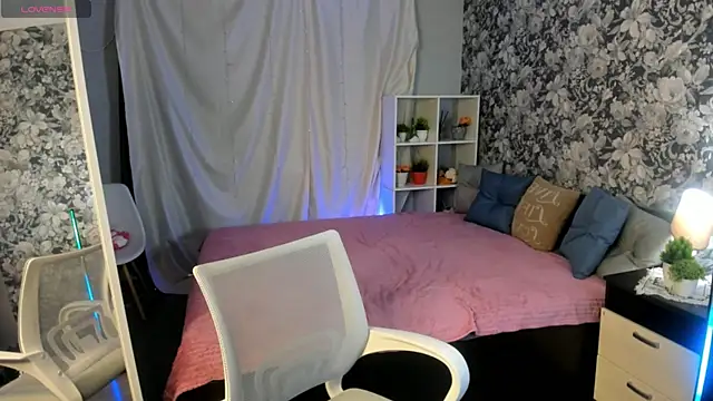 Coraline kitty online show from May 19, 2026, 11:39 am
