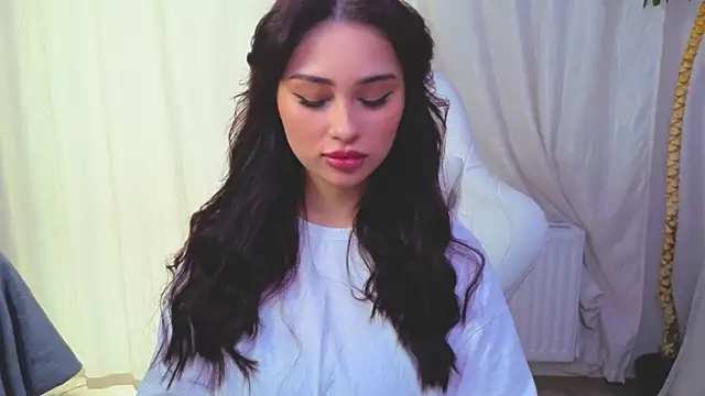 Sofia Plump online show from April 13, 2026, 12:53 pm