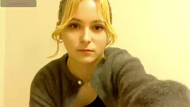 Snapshot of e_ri_ka93 chatting on February 24, 2026, 1:23 pm e ri ka93 online show from February 24, 2026, 1:23 pm