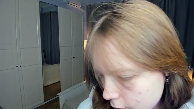 Snapshot of LavenderMitten chatting on March 5, 2026, 5:26 am LavenderMitten online show from March 5, 2026, 5:26 am