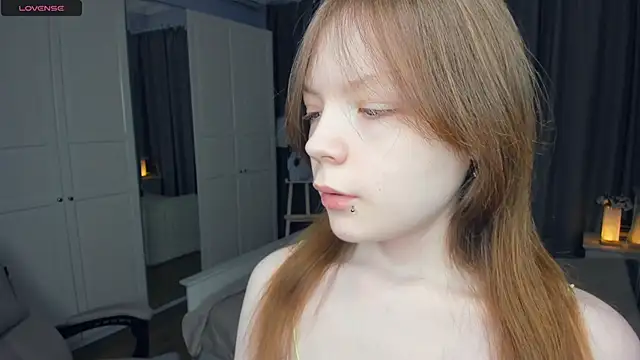 Snapshot of LavenderMitten chatting on April 7, 2026, 6:04 am LavenderMitten online show from April 7, 2026, 6:04 am