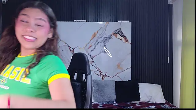 Snapshot of Sophie19__ chatting on April 6, 2026, 11:55 am Sophie19 online show from April 6, 2026, 11:55 am