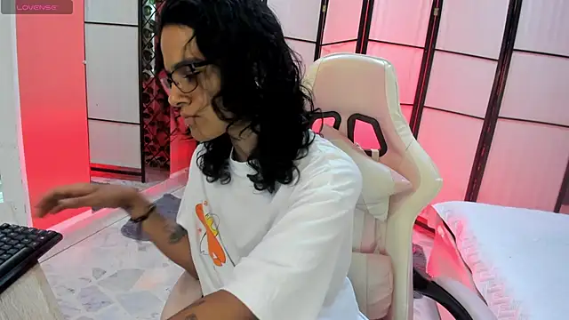 Julianne 7 online show from February 24, 2026, 9:04 pm