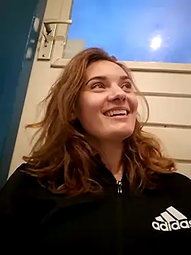 sweetsophie69 online show from April 9, 2026, 6:47 pm