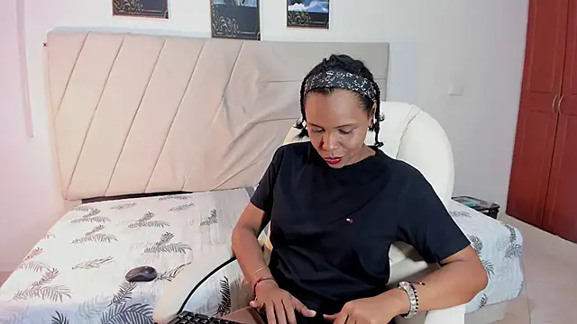 samaraa smith1 online show from April 15, 2026, 12:32 pm