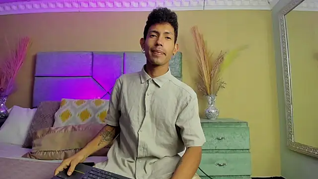 NoaahTylor online show from May 13, 2026, 4:08 am