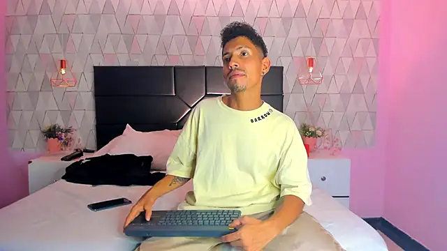NoaahTylor online show from May 23, 2026, 8:30 pm
