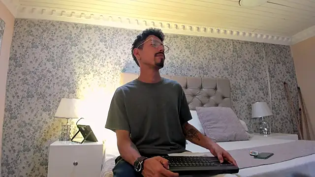 NoaahTylor online show from July 14, 2026, 4:28 am
