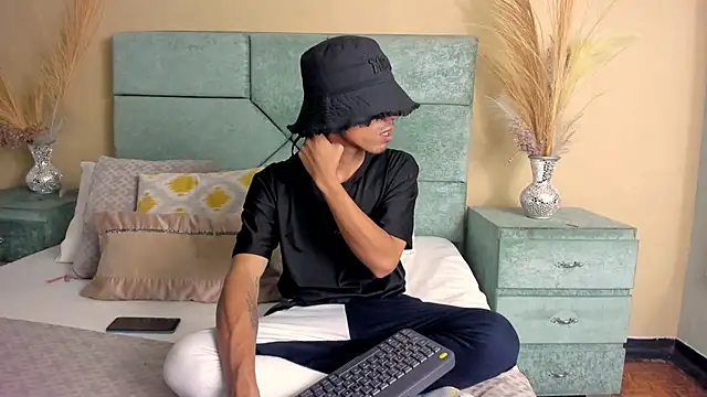 NoaahTylor online show from May 16, 2026, 4:44 am