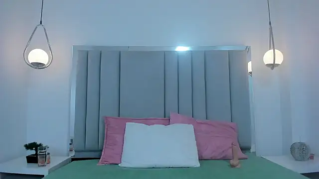 Snapshot of Alina_Bond chatting on March 8, 2026, 12:19 pm Alina Bond online show from March 8, 2026, 12:19 pm