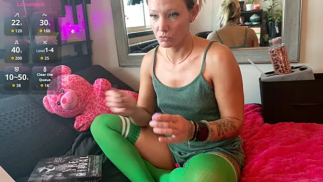 prettyinkdsiren online show from April 21, 2026, 5:19 pm