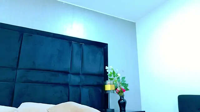 Snapshot of HollyOlson chatting on June 10, 2026, 7:37 pm HollyOlson online show from June 10, 2026, 7:37 pm