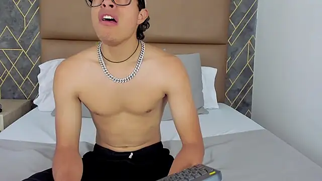 Snapshot of Escanor_Hot chatting on February 19, 2026, 7:33 pm Escanor Hot online show from February 19, 2026, 7:33 pm