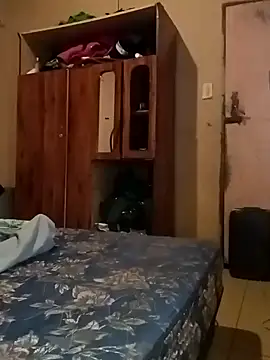 Snapshot of madgirl25 chatting on February 27, 2026, 2:34 am madgirl25 online show from February 27, 2026, 2:34 am