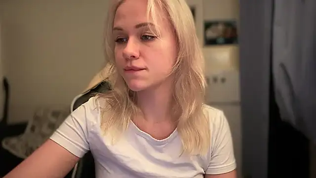 Leylia Lily online show from April 1, 2026, 7:55 pm