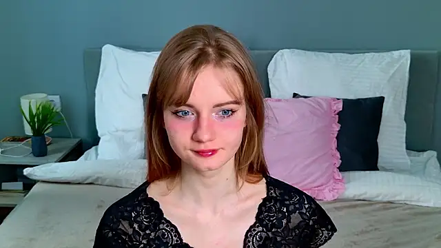 ElfieWhite online show from May 11, 2026, 4:59 pm