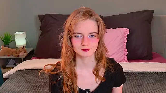 ElfieWhite online show from May 7, 2026, 5:38 pm