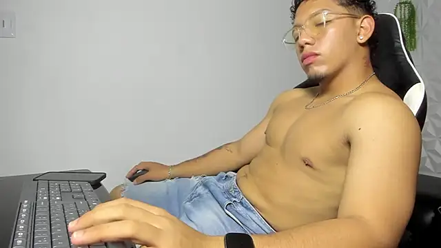 MaxSeduce23 online show from February 14, 2026, 7:14 pm