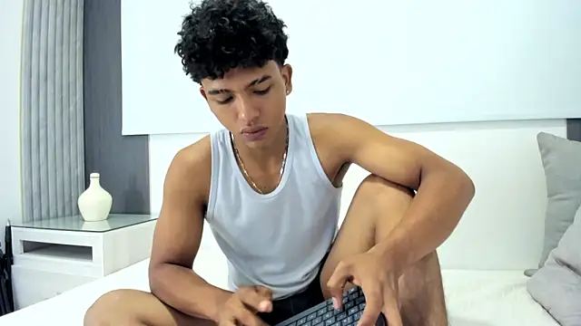 Snapshot of jhoystrong_ chatting on February 14, 2026, 11:54 am jhoystrong online show from February 14, 2026, 11:54 am