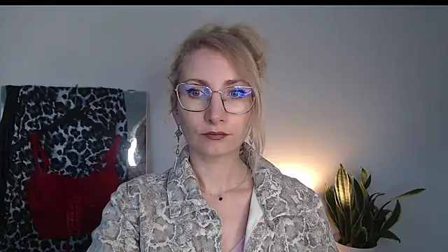 CinderellaMoon online show from April 7, 2026, 5:31 am