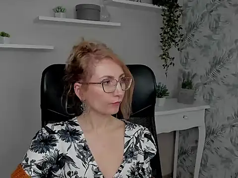 CinderellaMoon online show from February 18, 2026, 6:44 am