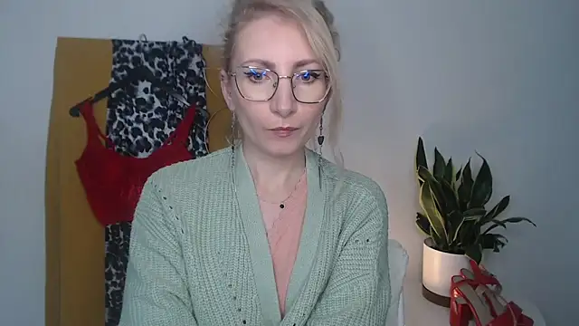 CinderellaMoon online show from April 15, 2026, 5:24 am