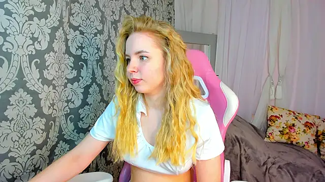 Snapshot of Linda__Bloom chatting on May 27, 2026, 1:04 am Linda Bloom online show from May 27, 2026, 1:04 am
