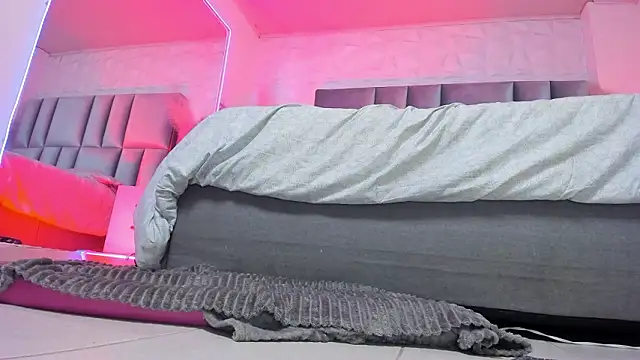 Snapshot of NaeniaDemon_ chatting on February 20, 2026, 6:26 am NaeniaDemon online show from February 20, 2026, 6:26 am