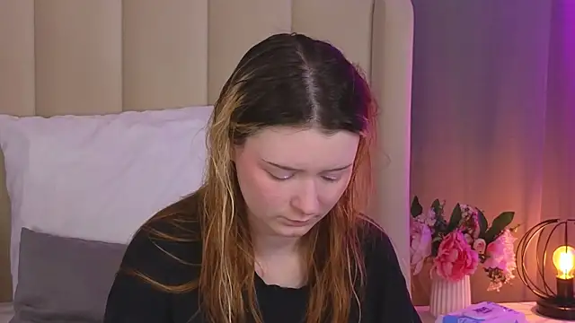 Snapshot of AlyssFrost chatting on June 17, 2026, 2:33 am AlyssFrost online show from June 17, 2026, 2:33 am