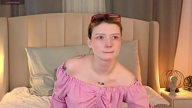 Snapshot of AlyssFrost chatting on April 28, 2026, 2:10 am AlyssFrost online show from April 28, 2026, 2:10 am