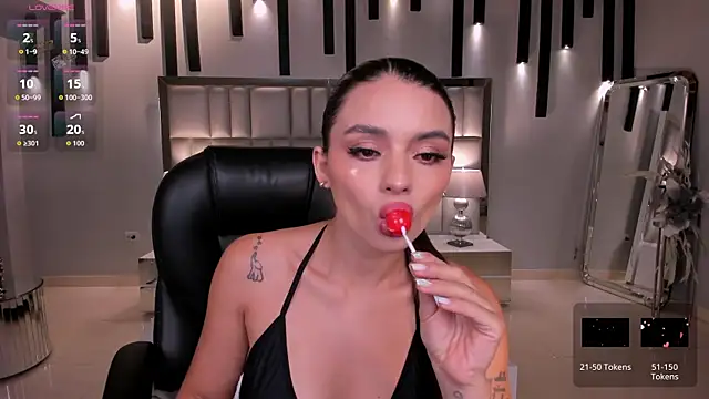 Snapshot of JulietteMoreau chatting on July 5, 2026, 11:22 pm JulietteMoreau online show from July 5, 2026, 11:22 pm