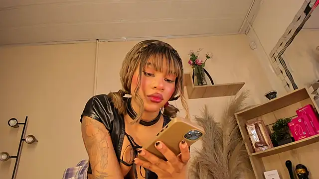 Tylla   online show from April 1, 2026, 4:58 am